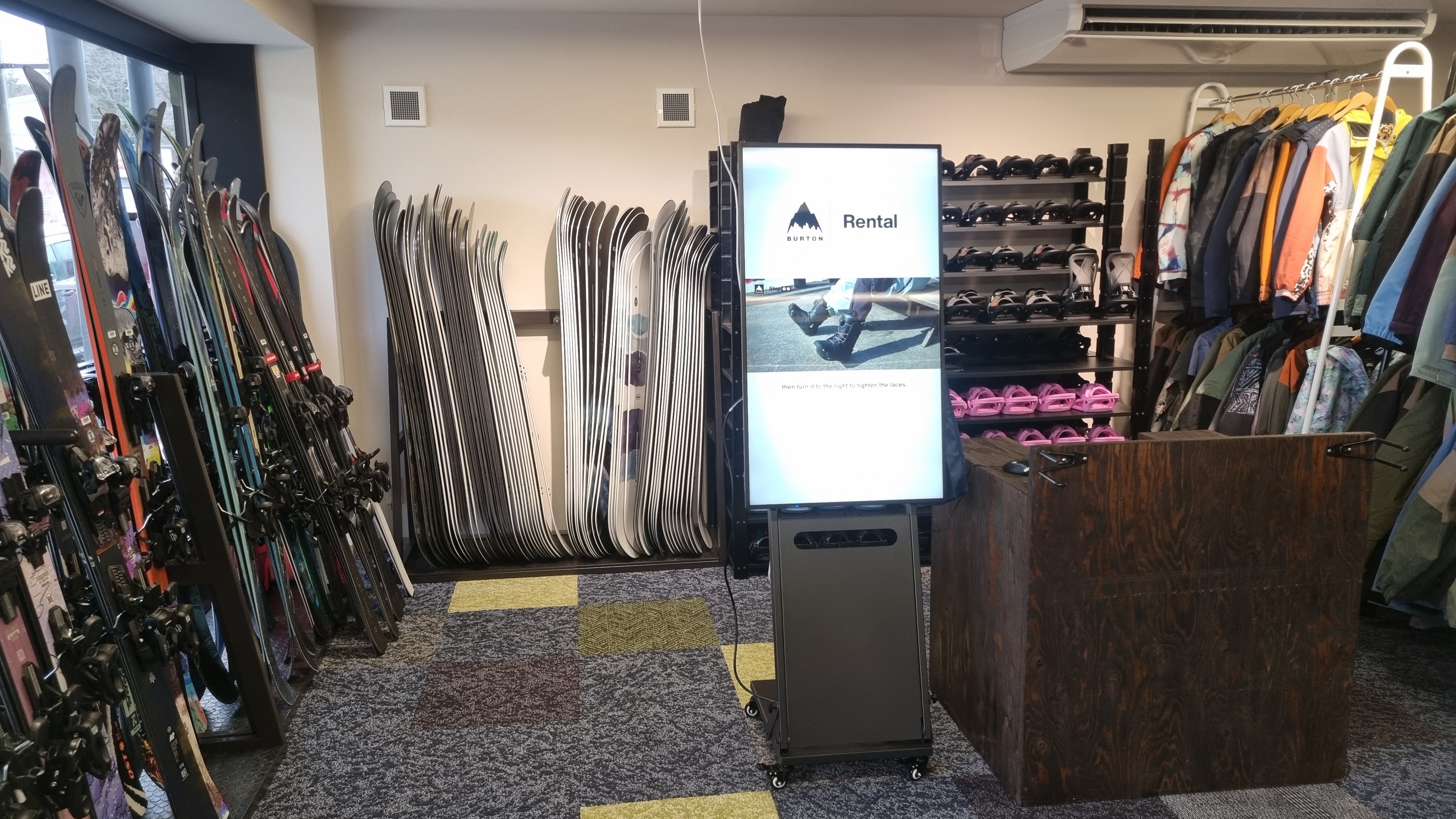 【導入事例】白馬岩岳「スパイシー」様：チェンジングディスプレイで多言語対応と業務効率化を同時に実現